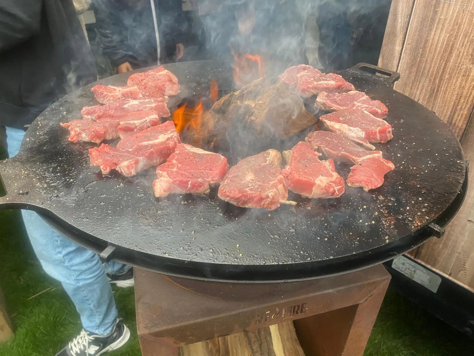 Gegrild vlees tijdens een evenement