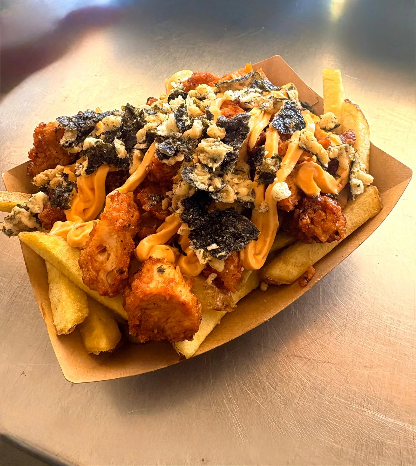 Kip Loaded Friet met krokante kip en nori