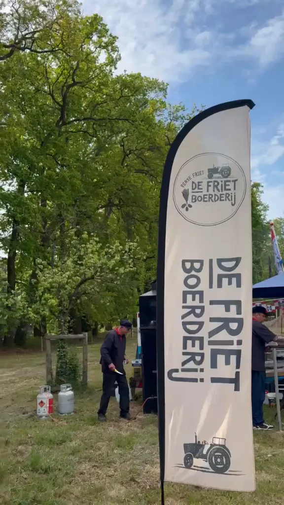 De Frietboerderij op een buitenevenement, midden tussen de akkers